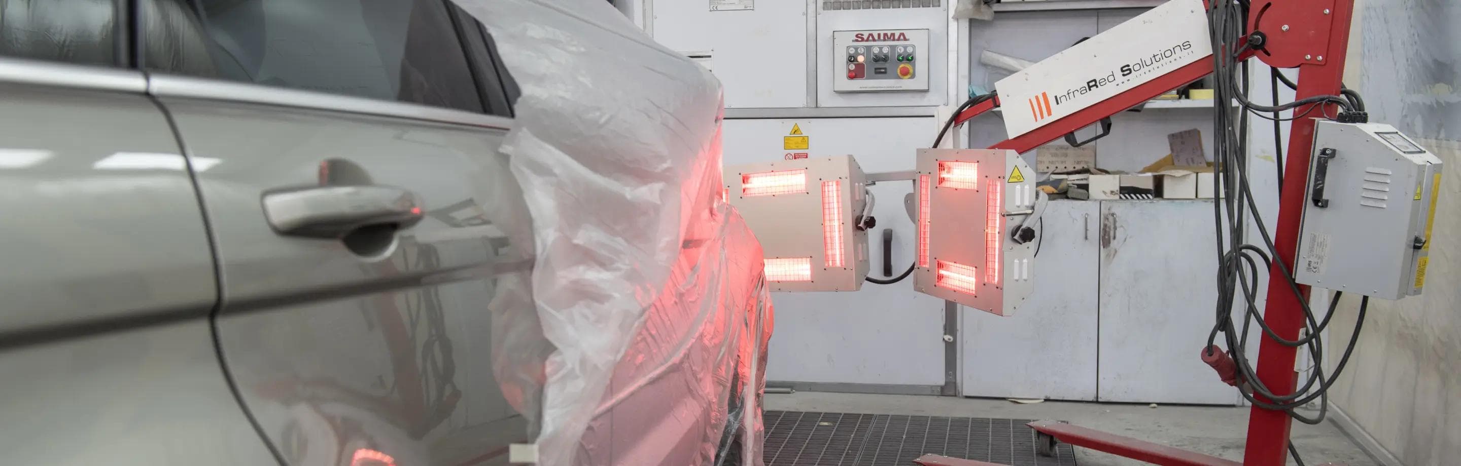 Macchinari a lavoro su un'automobile in riparazione