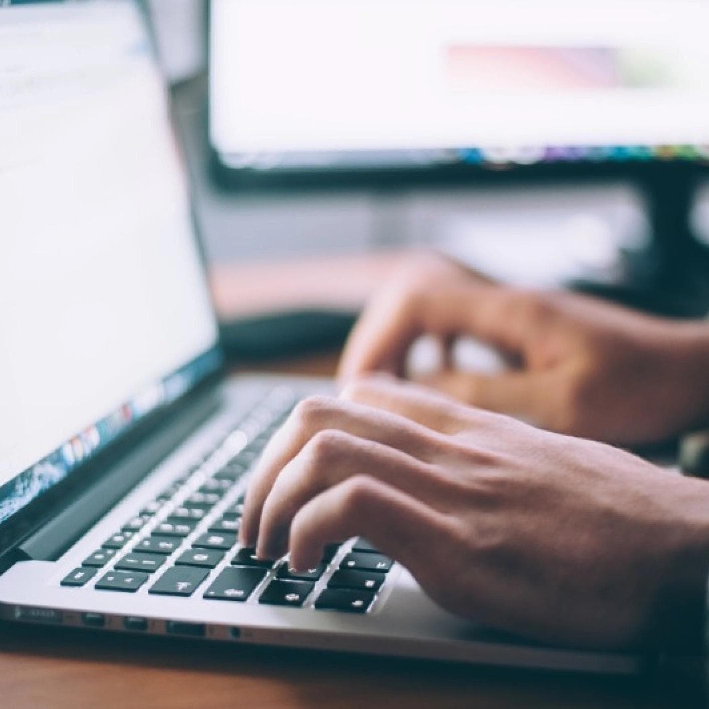 Dettaglio di una persona che digita del testo alla tastiera: simbolo della forte componente digitale dell'azienda