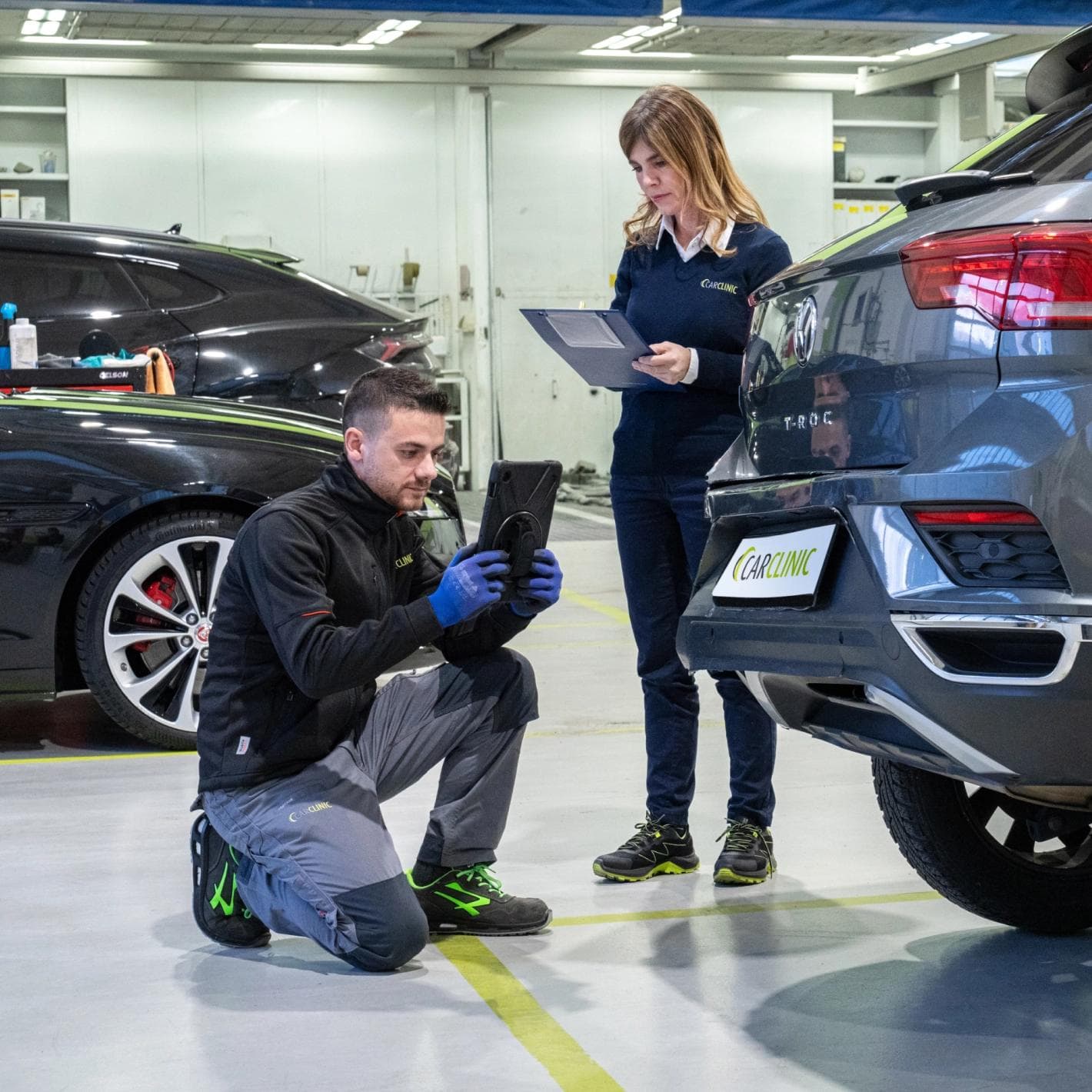I professionisti Car Clinic raccolgono informazioni sul mezzo con attrezzi all'avanguardia